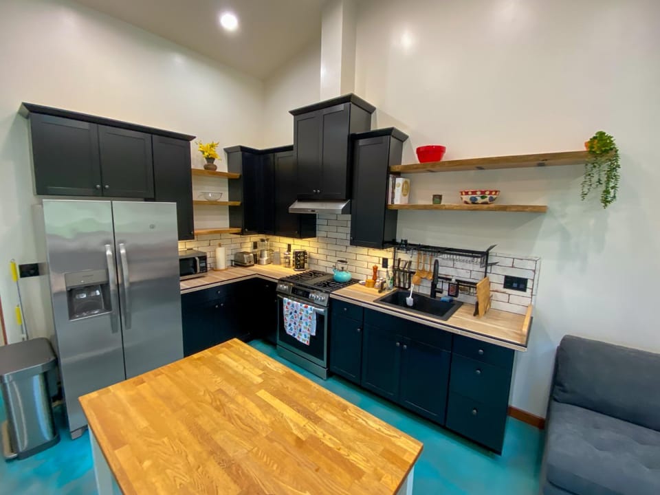 Coffee/tea facilities, Kitchen or kitchenette, minibar, pet friendly, stove, toaster