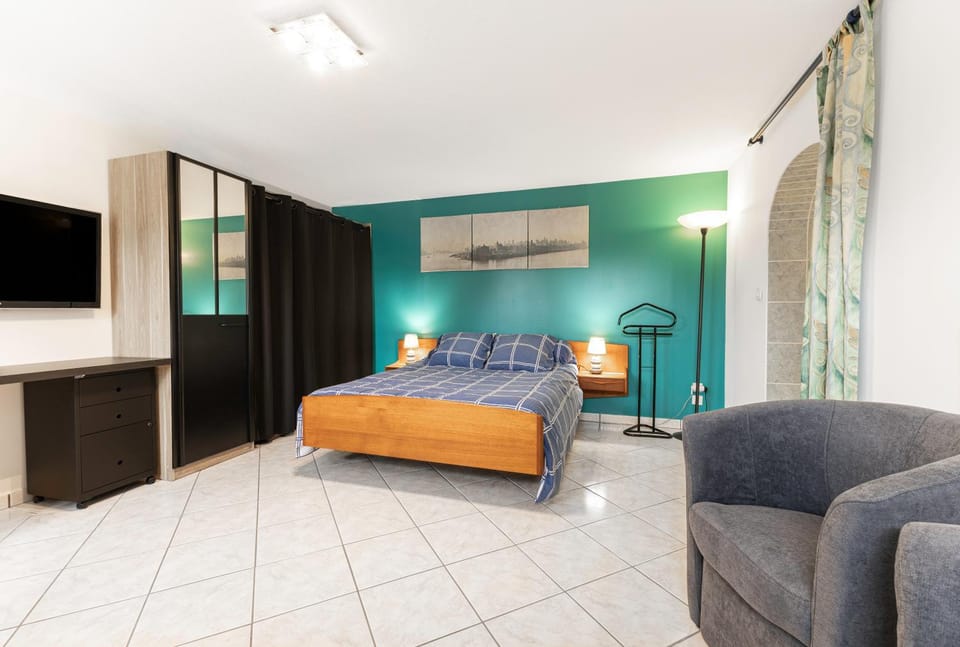 Bed, TV and multimedia, Living room, Photo of the whole room, Seating area, Bedroom