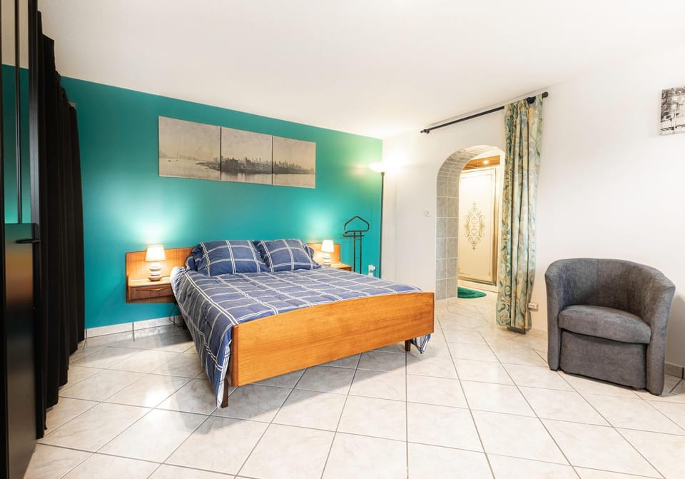 Bed, Photo of the whole room, Bedroom