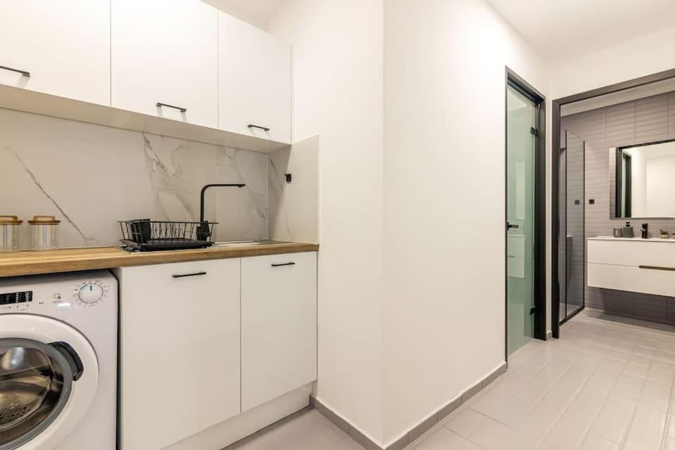 Maricool Minimal Spacious Downtown Loft Apartment in Heraklion