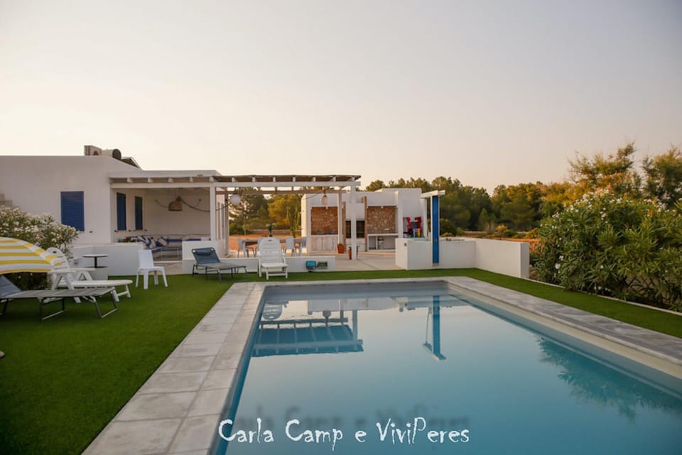 Property building, Patio, Day, Garden, Garden view, Pool view, Swimming pool, Swimming pool, sunbed