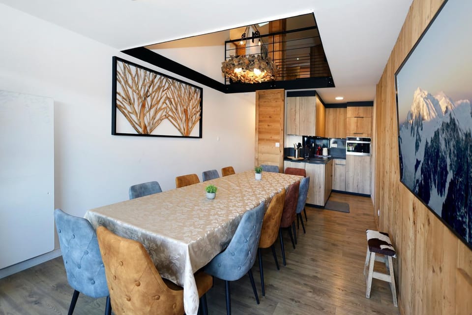 Kitchen or kitchenette, Dining area