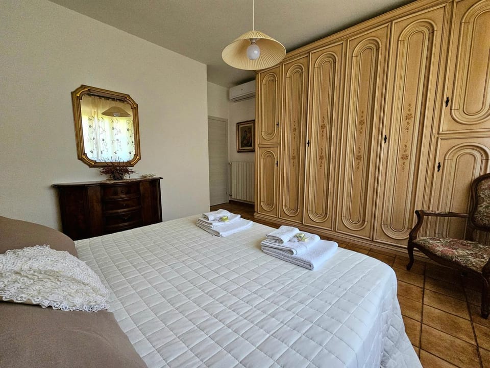 Bed, Photo of the whole room, Bedroom, towels, wardrobe