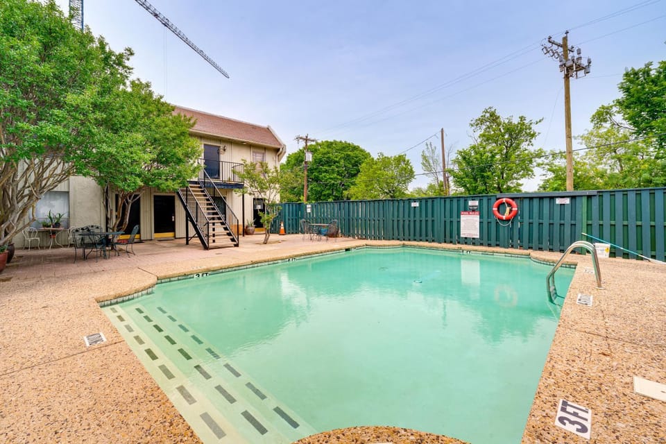4 Mi to Dtwn Dallas: Condo w/ Pool Access! House in Dallas