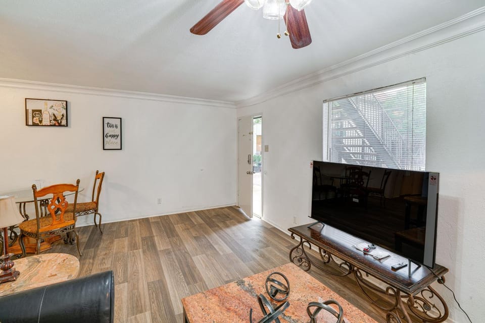 4 Mi to Dtwn Dallas: Condo w/ Pool Access! House in Dallas