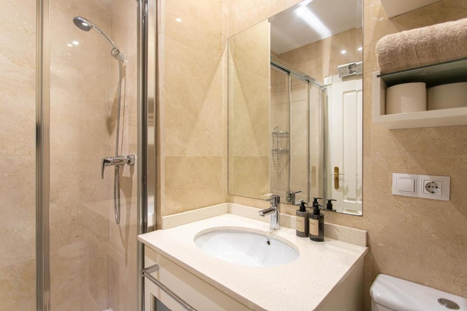 Shower, Toilet, Bathroom, towels