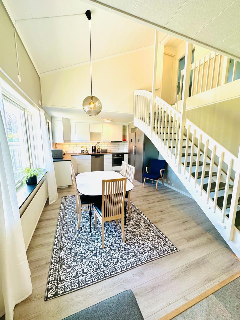 Kitchen or kitchenette, Dining area