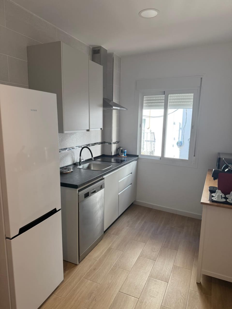 Kitchen or kitchenette, dishwasher, stove