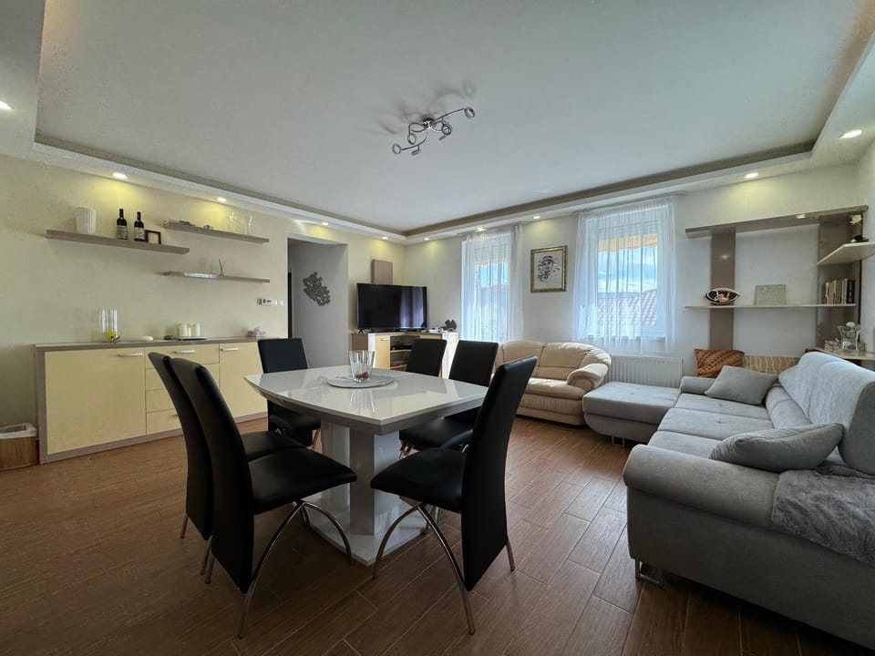 Pauzo Panorama Apartment in Balatonszárszó