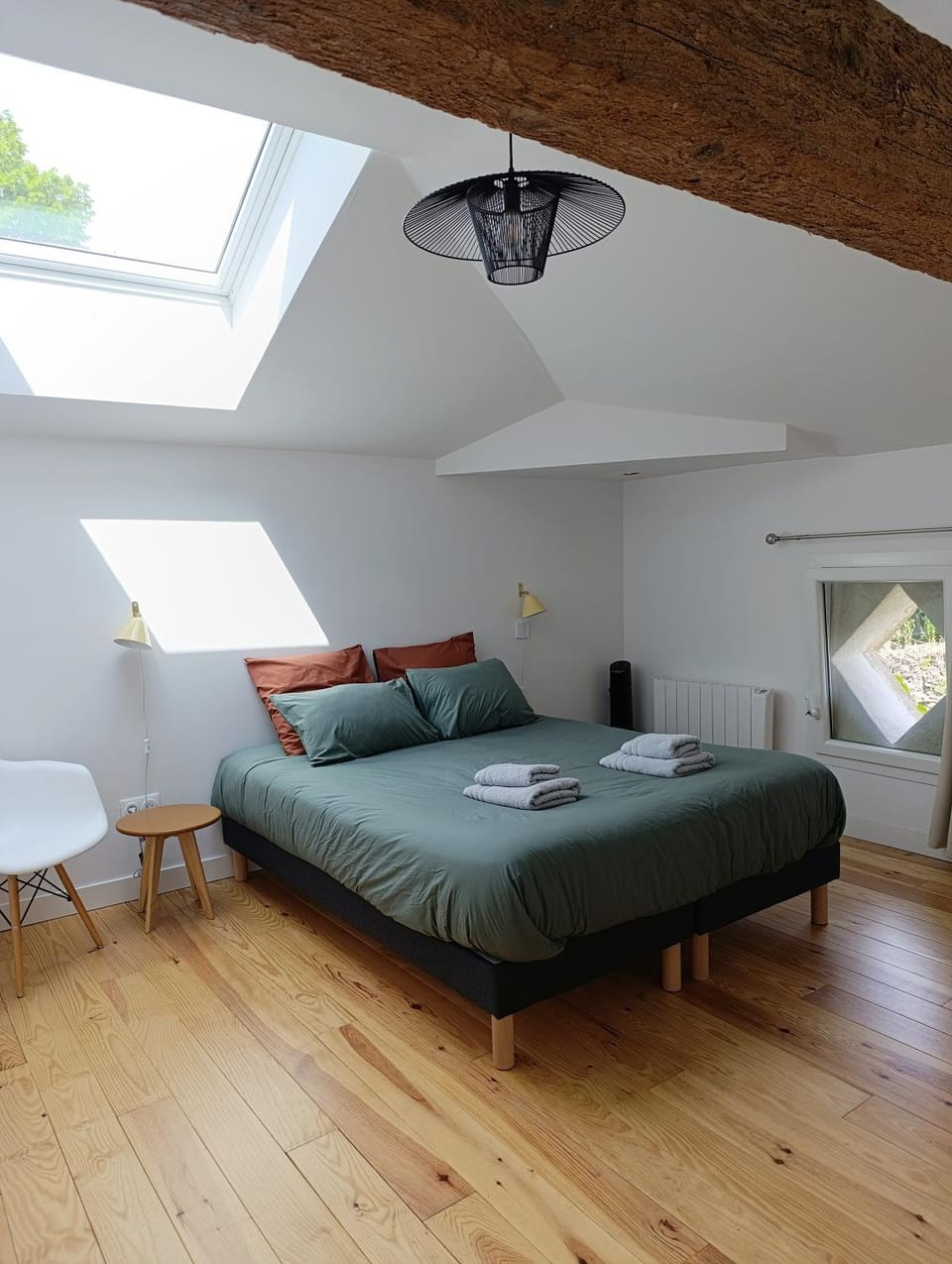 Bed, Photo of the whole room, Bedroom