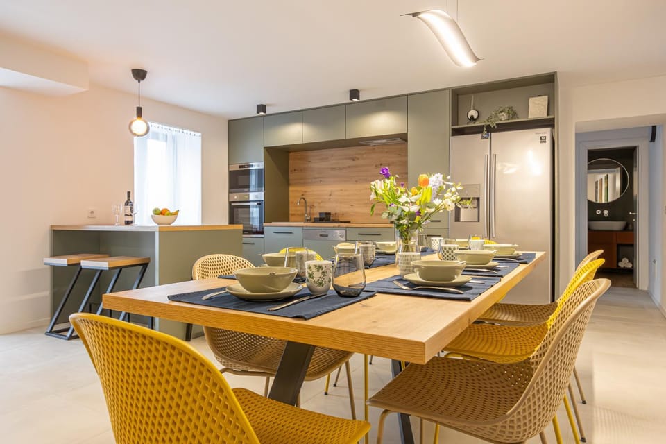 Dining area, kitchen