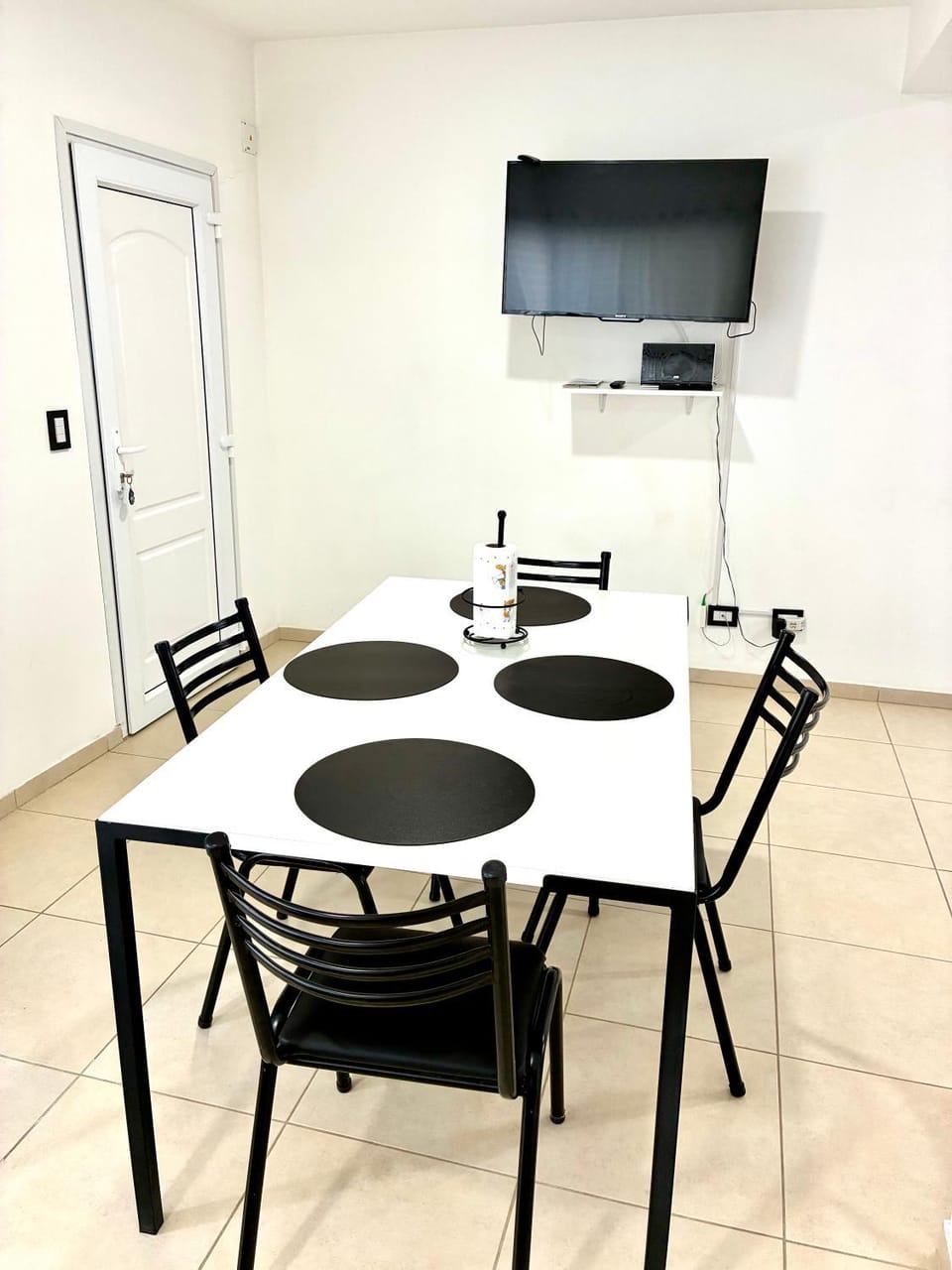 Communal lounge/ TV room, TV and multimedia, Kitchen or kitchenette, Dining area