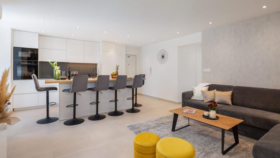 Kitchen or kitchenette, Living room, Seating area, Dining area