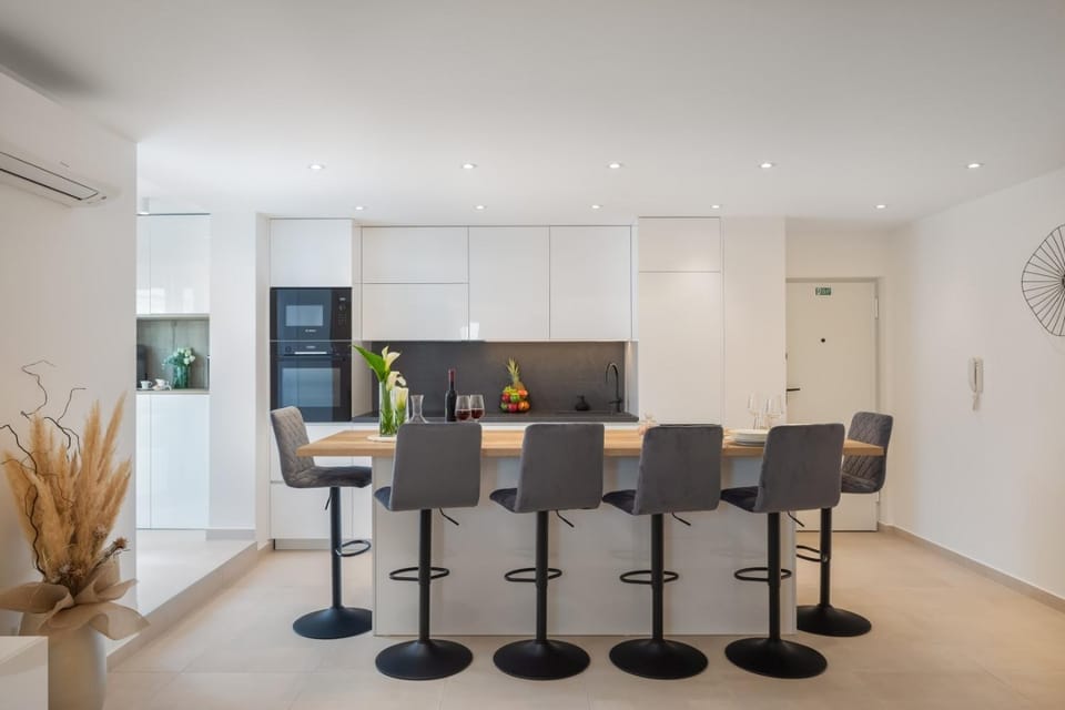 Kitchen or kitchenette, Seating area, Dining area