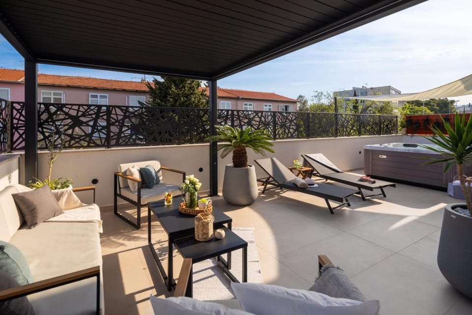 Patio, Day, View (from property/room), Balcony/Terrace, Seating area, City view