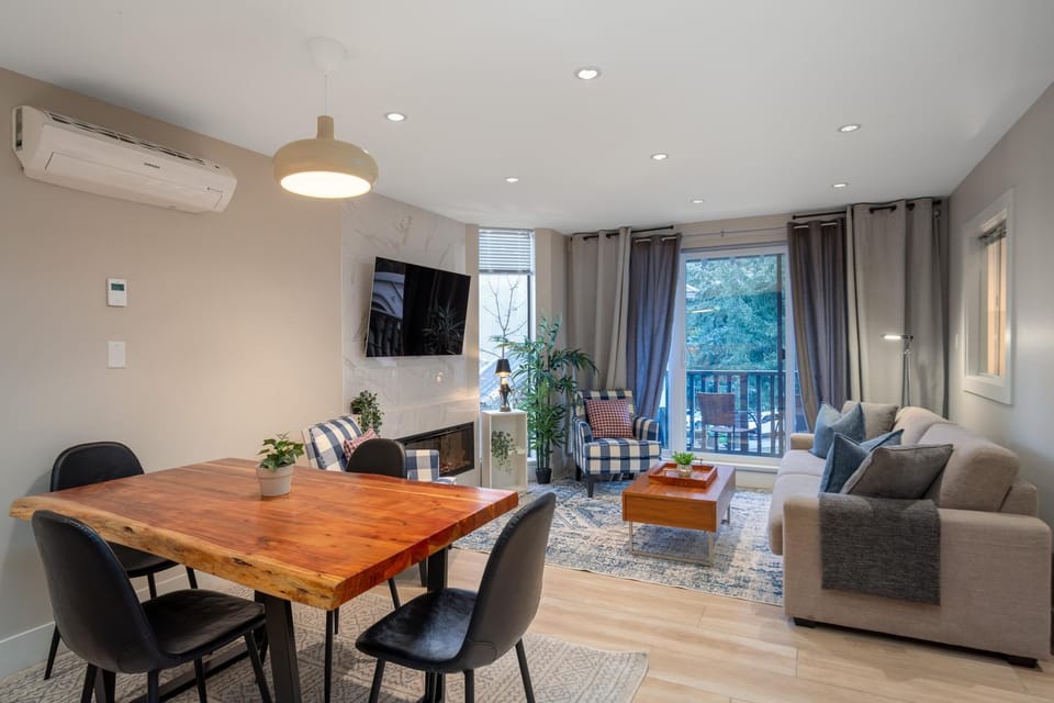 Patio, Communal lounge/ TV room, TV and multimedia, Living room, Seating area, Dining area, Evening entertainment, air conditioner