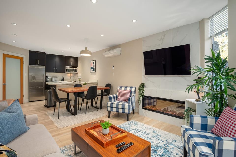 Communal lounge/ TV room, TV and multimedia, Kitchen or kitchenette, Living room, Seating area, Dining area, air conditioner
