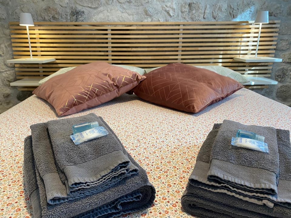 Bed, Bedroom, towels