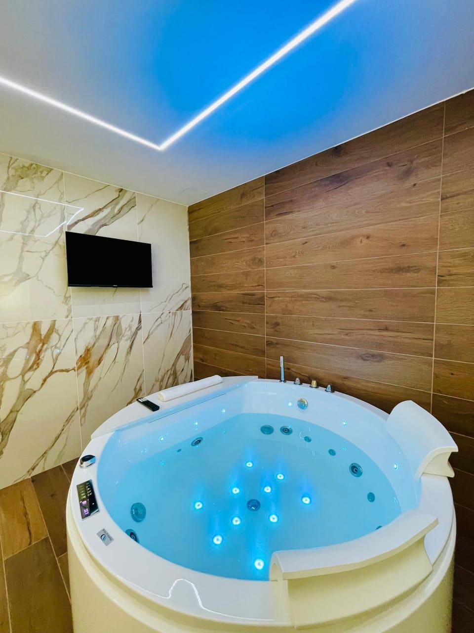 Hot Tub, TV and multimedia