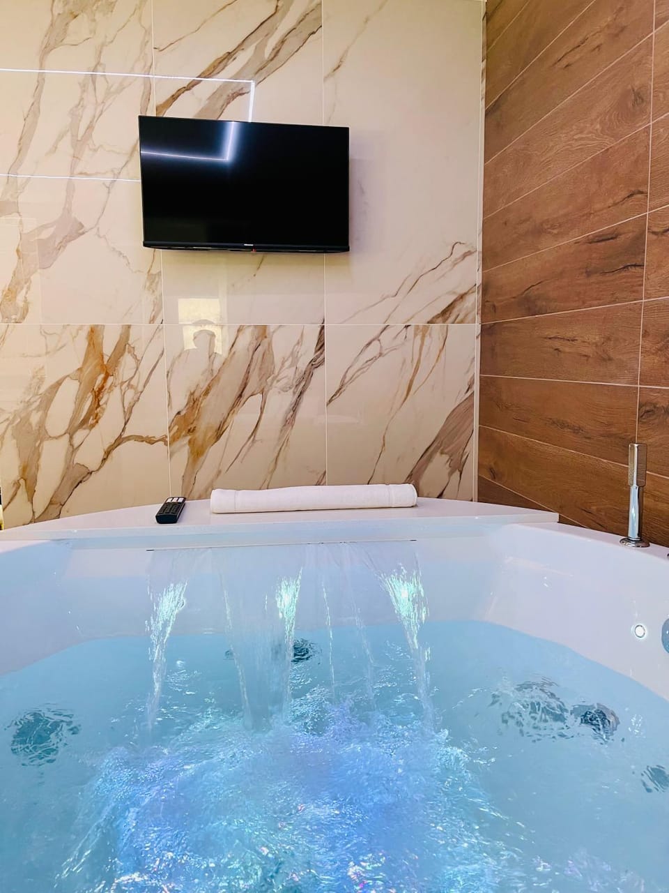 Hot Tub, TV and multimedia, Bath