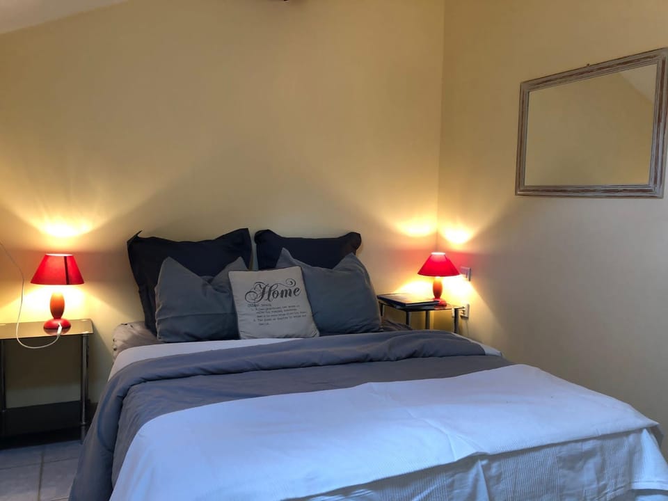 Photo of the whole room, Bedroom