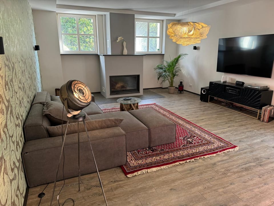 TV and multimedia, Living room, Seating area, Evening entertainment