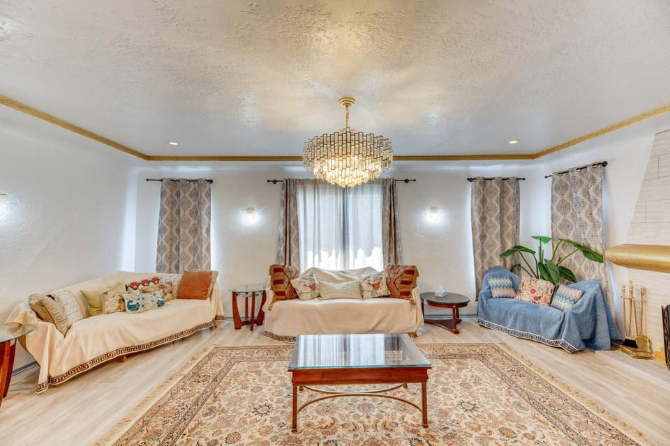 1 Mi to Melrose Ave & Grove! Upscale LA Retreat House in San Fernando Valley