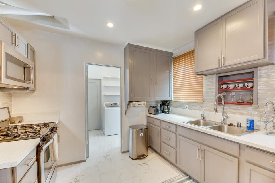 1 Mi to Melrose Ave & Grove! Upscale LA Retreat House in San Fernando Valley
