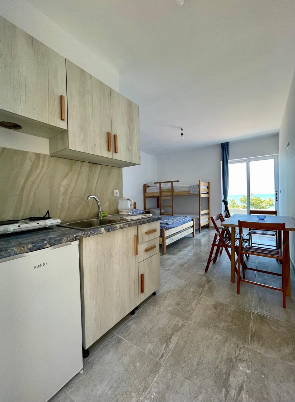 Kitchen or kitchenette, Dining area