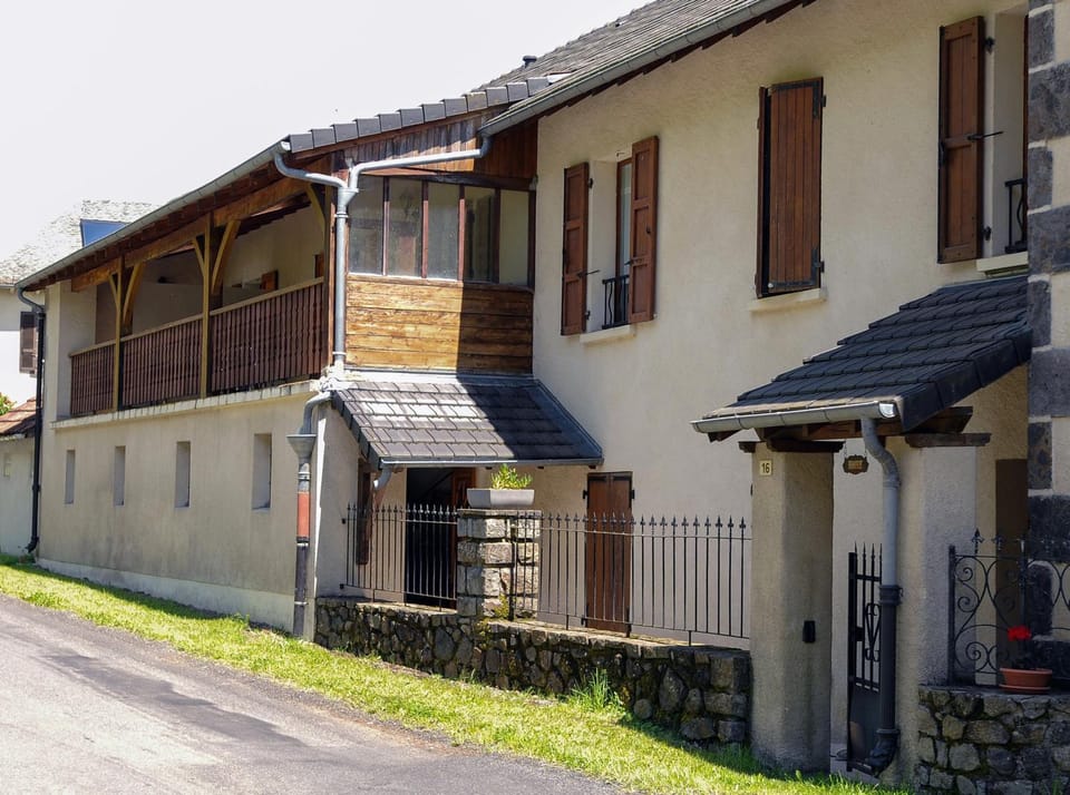Property building, Day, Street view