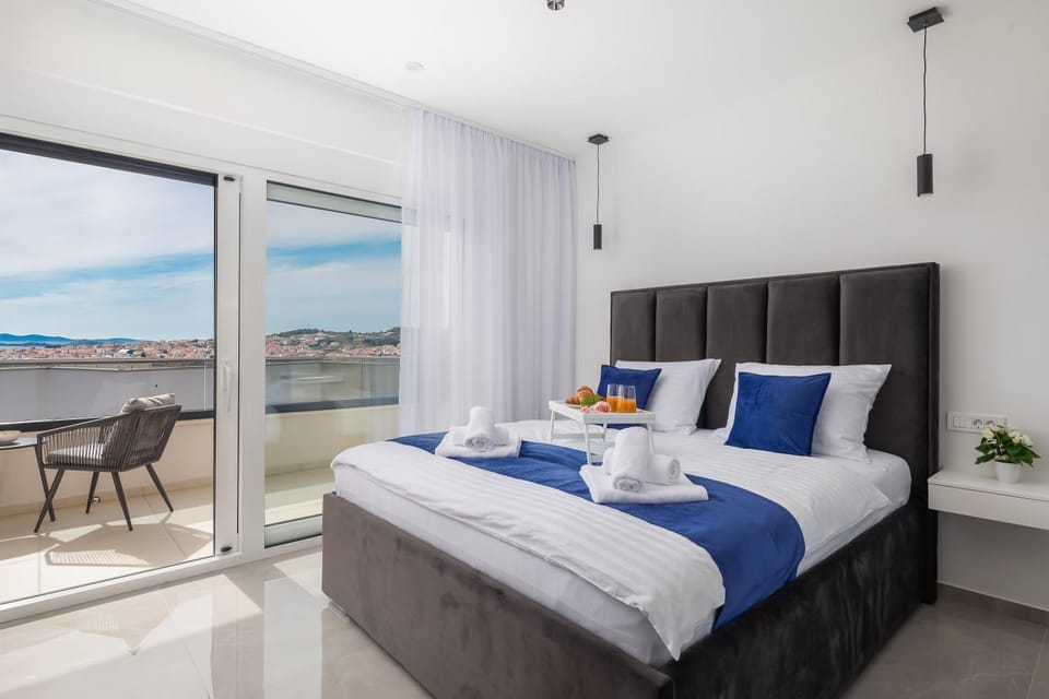 Bed, View (from property/room), Balcony/Terrace, Photo of the whole room, Bedroom, Sea view