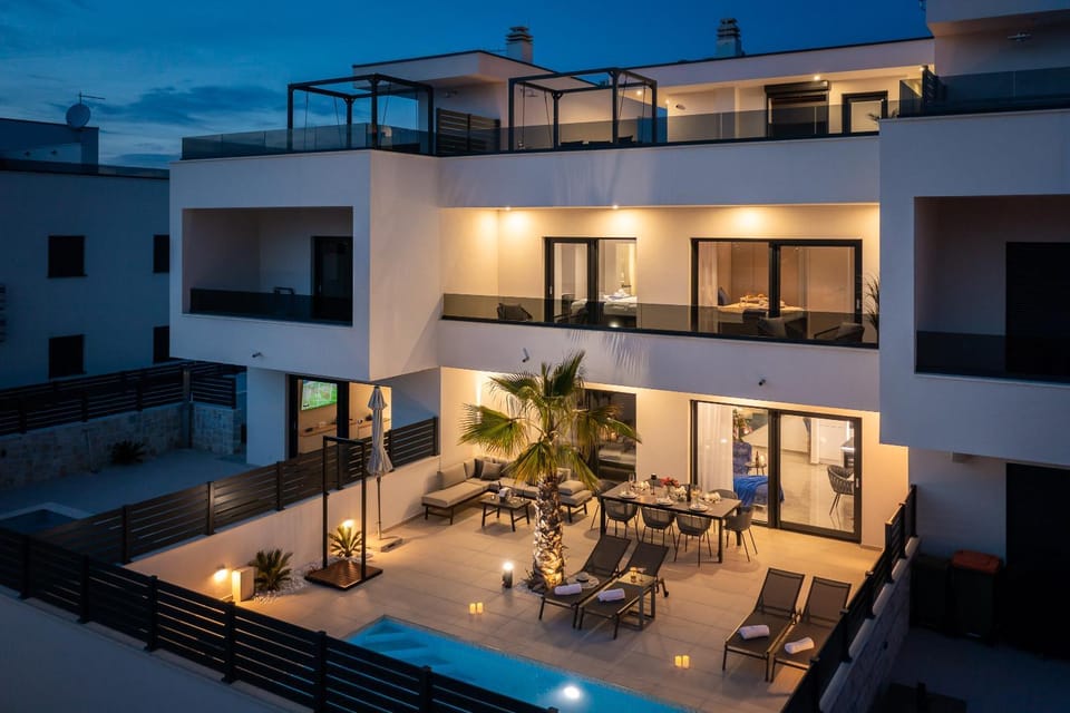 Property building, Patio, View (from property/room), Balcony/Terrace, Seating area, Pool view