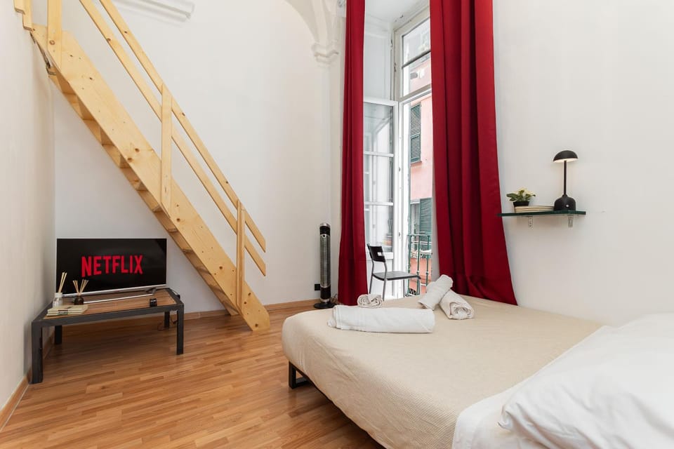 Bed, TV and multimedia, Photo of the whole room, Bedroom, towels