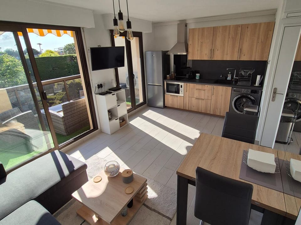 Superbe T2 - 200m de la mer - Piscine - Parking Apartment in Villeneuve-Loubet