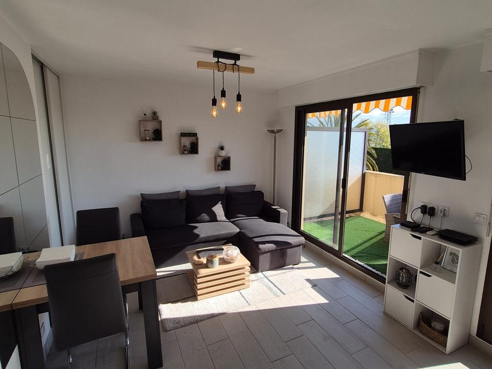 Superbe T2 - 200m de la mer - Piscine - Parking Apartment in Villeneuve-Loubet