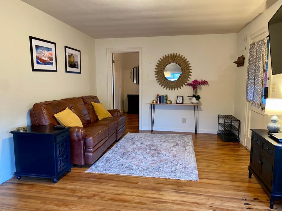 Historic Downtown Cottage House in Astoria