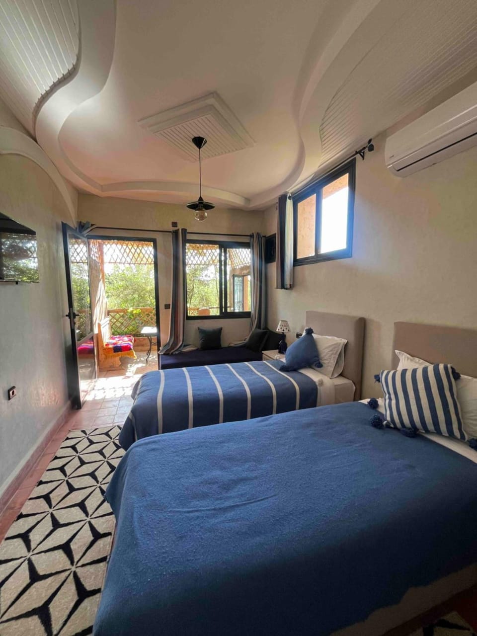 Bed, Natural landscape, Balcony/Terrace, Living room, Photo of the whole room, Seating area, Bedroom, Time of day, air conditioner
