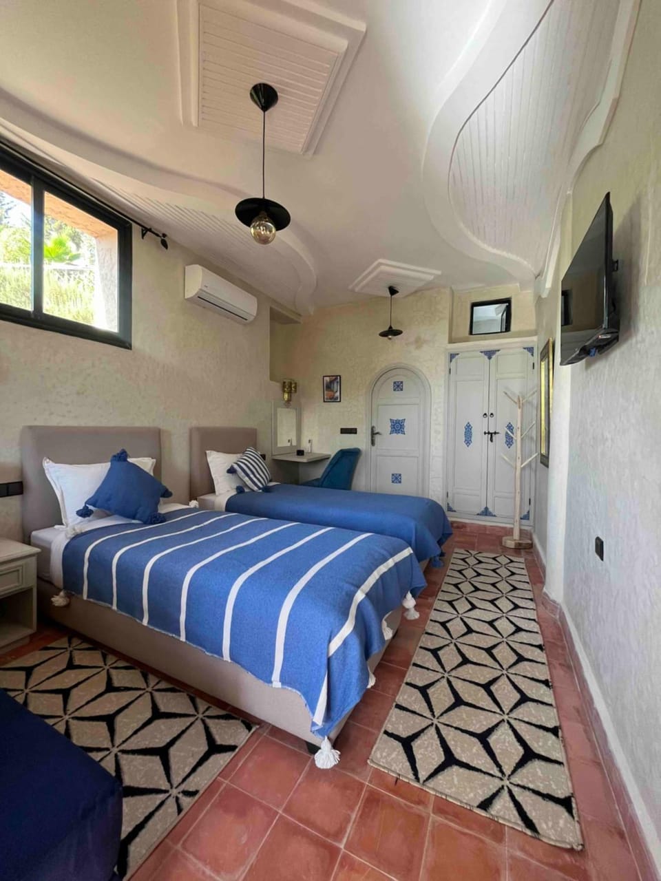 Bed, TV and multimedia, Living room, Photo of the whole room, Seating area, Bedroom, air conditioner