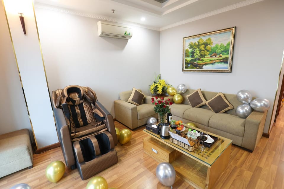 Living room, Food and drinks, Seating area, Dining area, Food, air conditioner