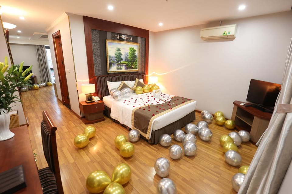 Bed, TV and multimedia, Living room, Photo of the whole room, Seating area, Bedroom