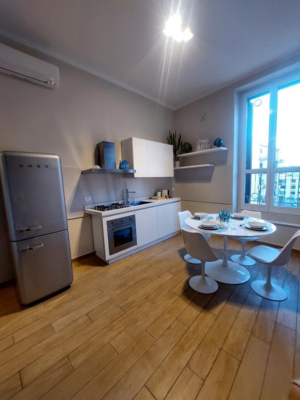 Kitchen or kitchenette, Dining area, minibar, oven, stove, air conditioner