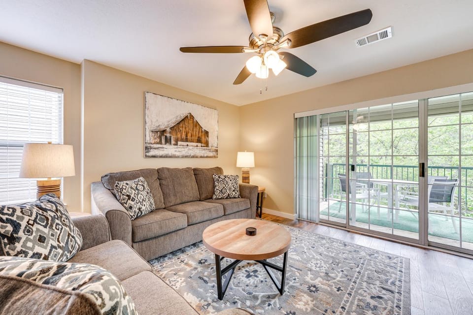 Resort-Style Amenities! Convenient Branson Condo Apartment in Hollister