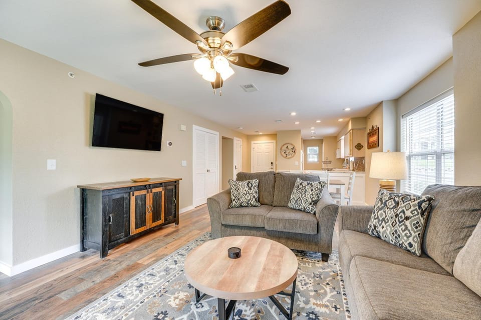 Resort-Style Amenities! Convenient Branson Condo Apartment in Hollister