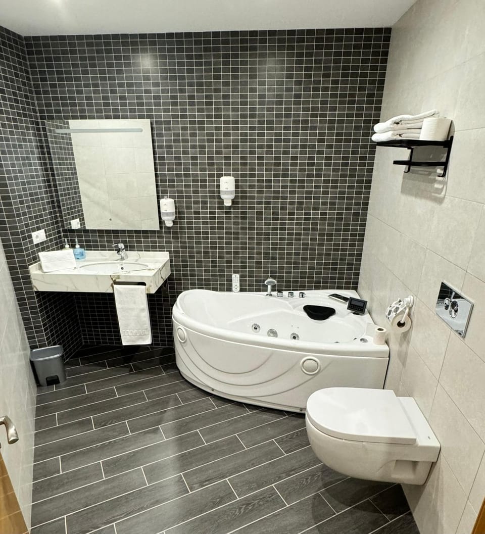 Hot Tub, Bathroom, Bath, towels