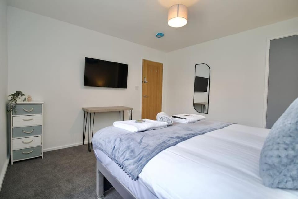Bed, TV and multimedia, Photo of the whole room, Bedroom, towels, wardrobe