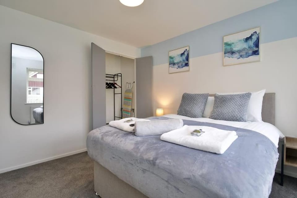 Bed, Bedroom, towels