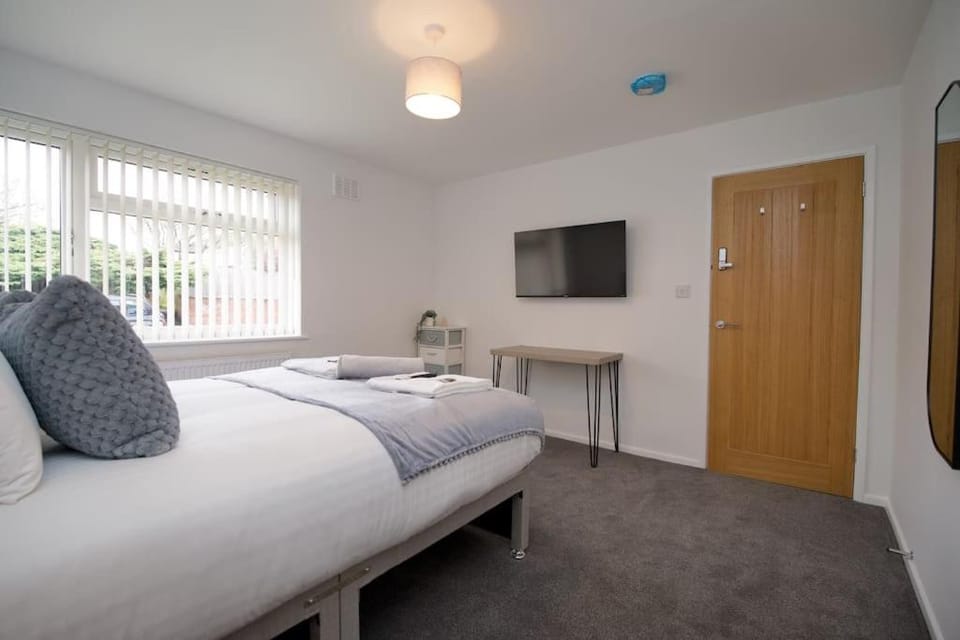Bed, TV and multimedia, Photo of the whole room, Bedroom