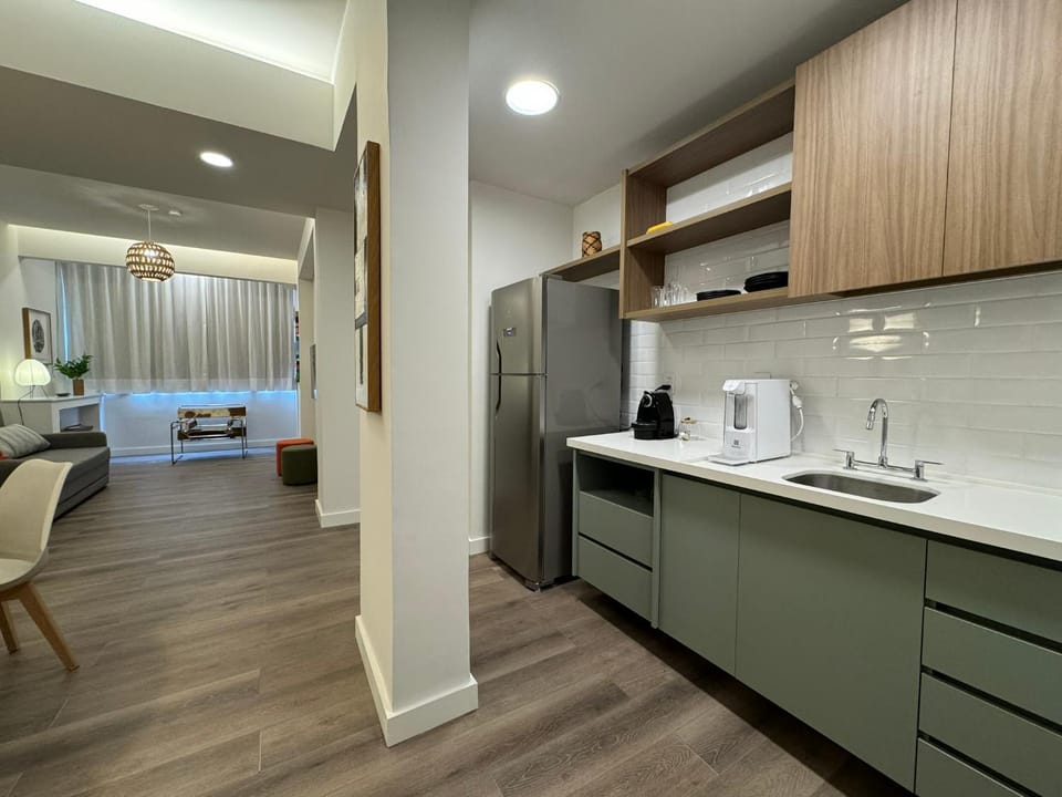 Coffee/tea facilities, Kitchen or kitchenette, Dining area, stove