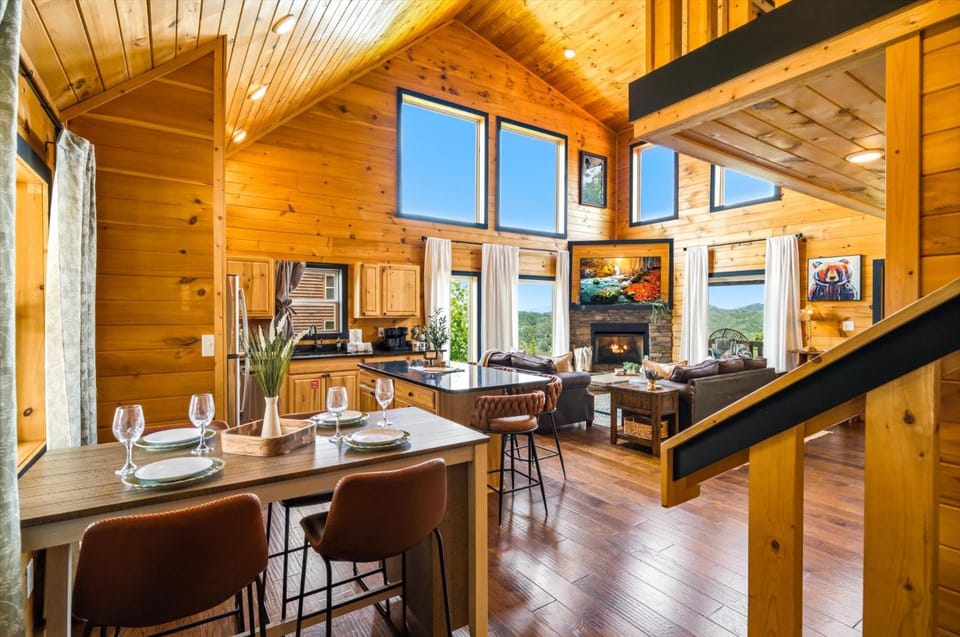 Kitchen or kitchenette, Seating area, Dining area