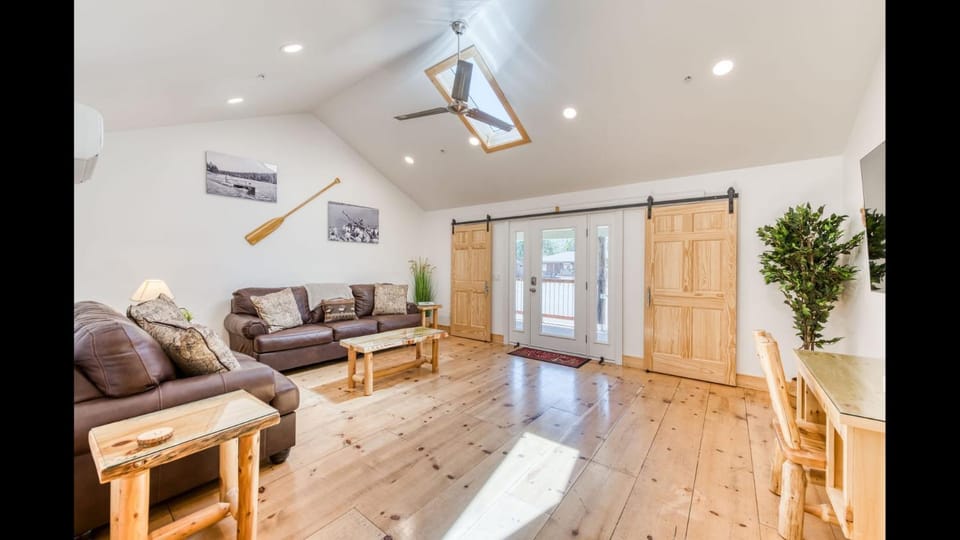 #2 Cottage Like Suite With Private Hot Tub House in Bass Lake